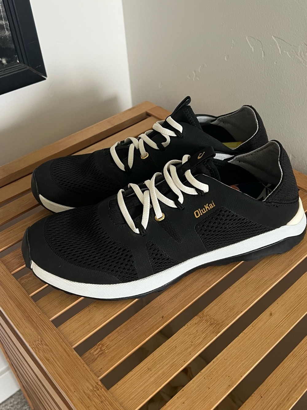 OluKai Huia Women's Athletic Sneakers in black, size 9